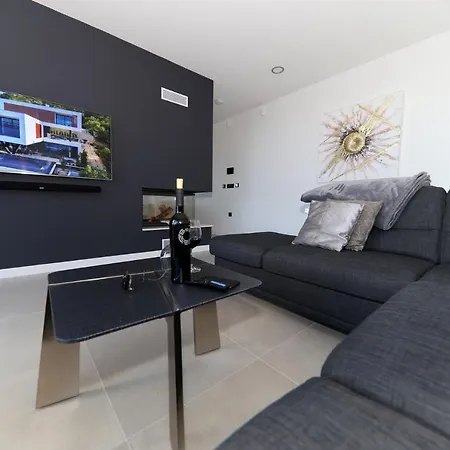 Vila Trinity Kali